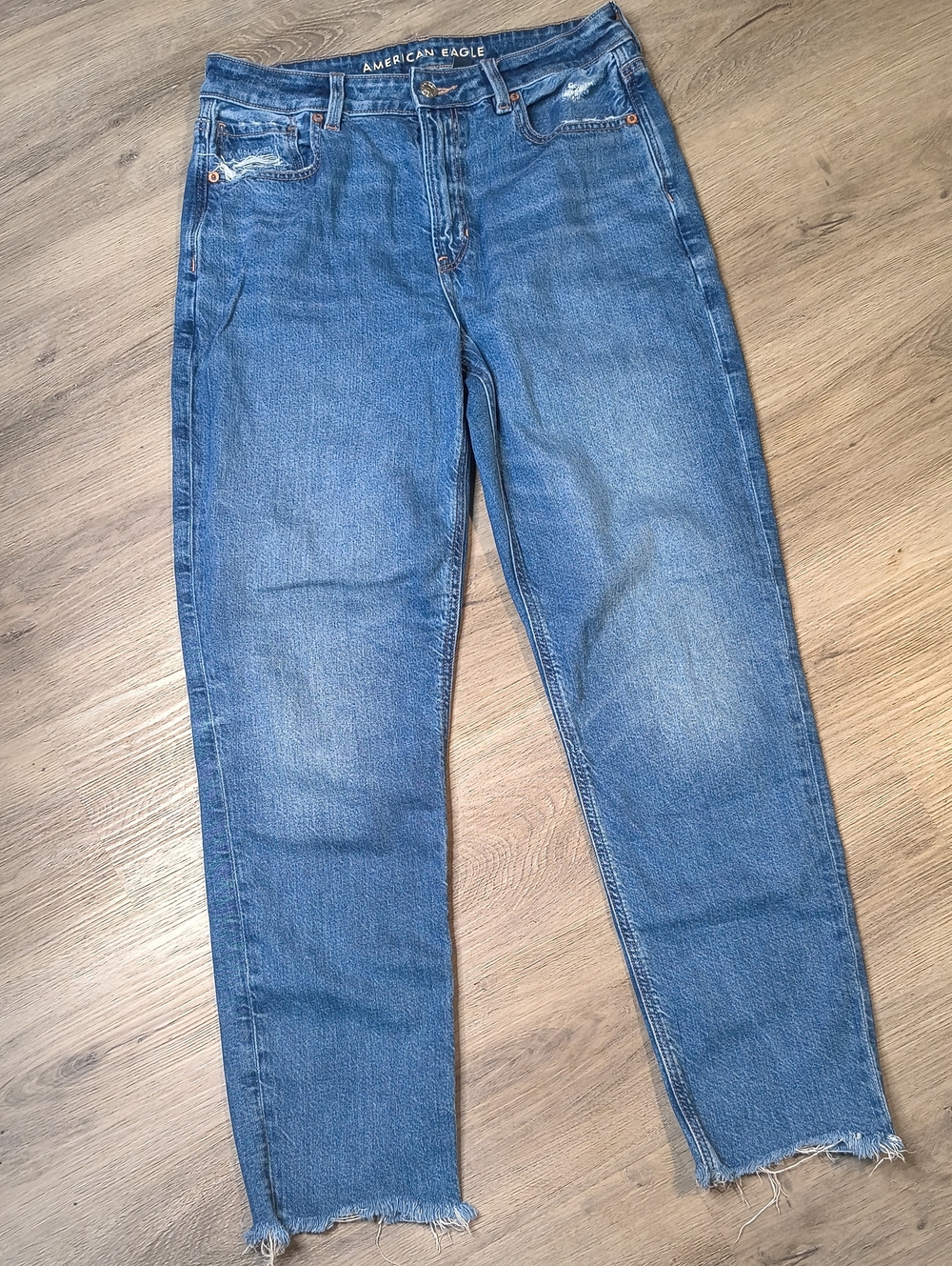 S1180 Mom Jean Distressed w/28.5" American Eagle Women's Size 8 Jeans